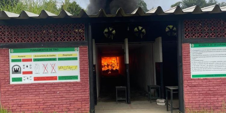 Estande de tiros pega fogo no quartel do Exército em Florianópolis