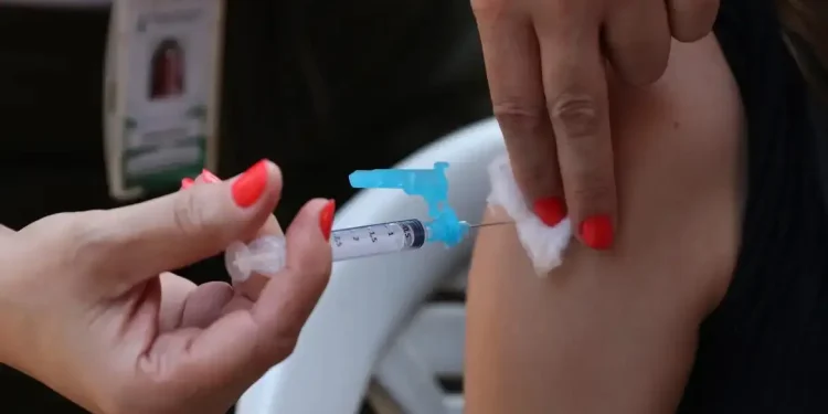 Vacinação contra a dengue começa nesta segunda-feira em Florianópolis