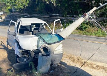 Carro bate em poste e casal fica em estado grave em Florianópolis