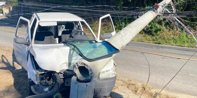 Carro bate em poste e casal fica em estado grave em Florianópolis