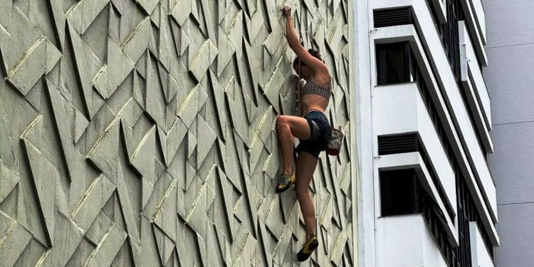 Prédio modernista em Florianópolis é cenário de competição de escalada