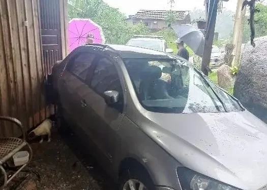 Carro sai da pista e atinge casa às margens da SC-108