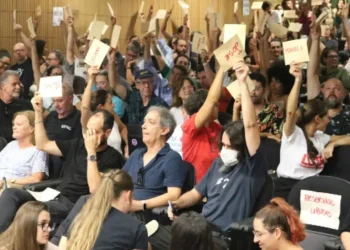 Professores da UFSC adiam greve para 15 de abril maio com votação online