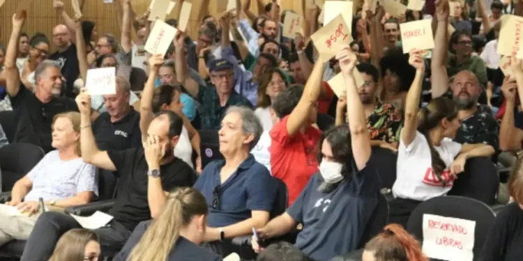 Professores da UFSC adiam greve para 15 de abril maio com votação online