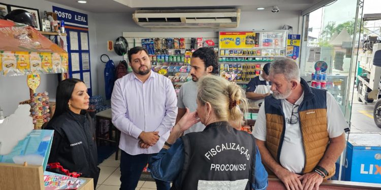 Procon notifica postos que aumentaram preços após bloqueio na BR-101