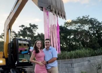 Chá de revelação usa escavadeira para anunciar sexo de bebê em SC