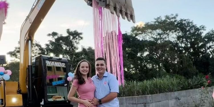 Chá de revelação usa escavadeira para anunciar sexo de bebê em SC