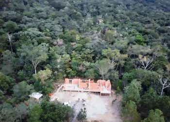 Mansão ainda em obras em área protegida é demolida em Florianópolis