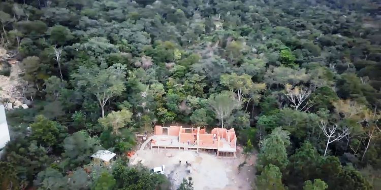 Mansão ainda em obras em área protegida é demolida em Florianópolis