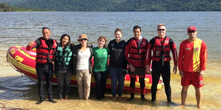 Barco com servidores da Floram naufraga na Lagoa do Peri