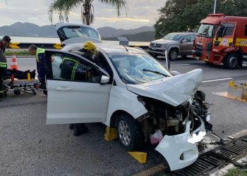 Ford Ka bate em árvore na Beira-Mar Norte e motorista é socorrida