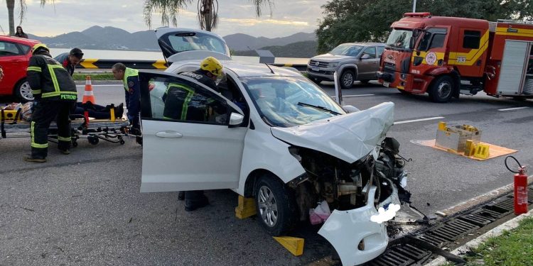Ford Ka bate em árvore na Beira-Mar Norte e motorista é socorrida