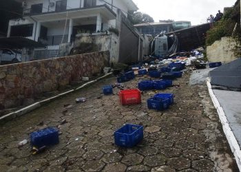Caminhão vira carga e causa estrago em morro de Florianópolis