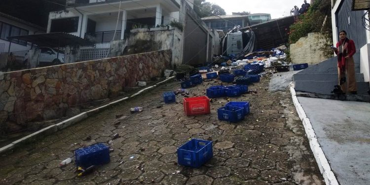 Caminhão vira carga e causa estrago em morro de Florianópolis