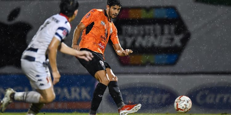 Ex-Figueirense, Victor Oliveira estreia com vitória na elite da Tailândia