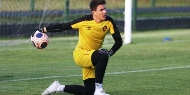 Goleiro catarinense Luan Polli renova com time do Irã: “feliz aqui”