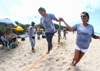 Projeto inclui pessoas com deficiência na prática do surfe