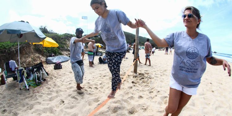 Projeto inclui pessoas com deficiência na prática do surfe
