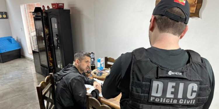 Operação contra fraudes em Prefeitura da Grande Florianópolis prende sete suspeitos