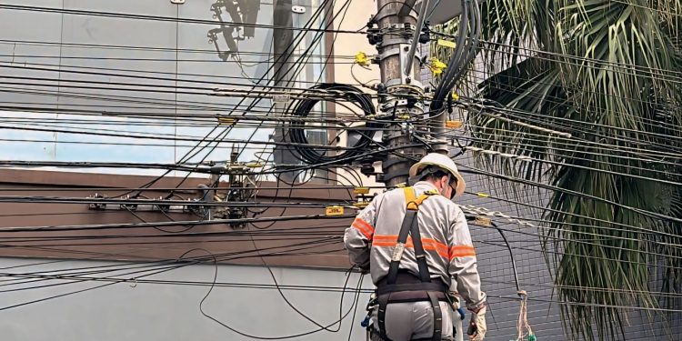 Mutirão retira três toneladas de fios e cabos sem uso dos postes em Florianópolis
