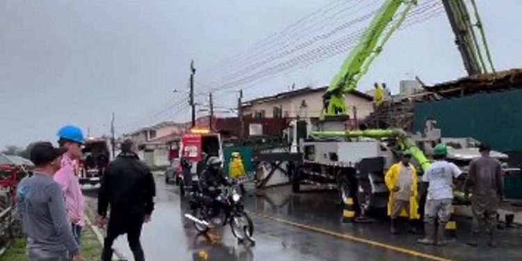 Operários ficam feridos após laje de obra desabar na Grande Florianópolis