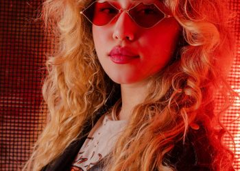 Radicada em Florianópolis, cantora Vassalaki lança primeiro clipe no John Bull