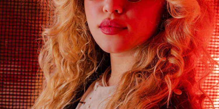 Radicada em Florianópolis, cantora Vassalaki lança primeiro clipe no John Bull