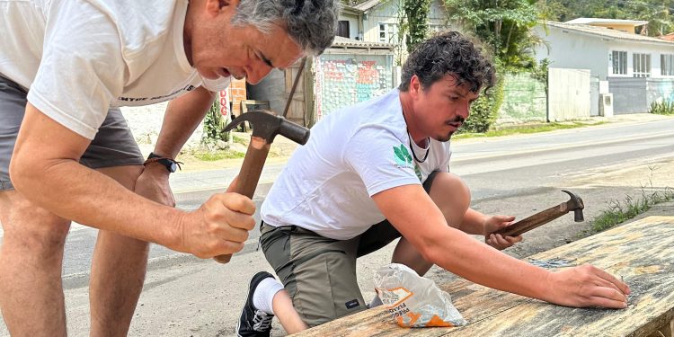 Moradores improvisam passarela sobre esgoto abandonado no Sul da Ilha