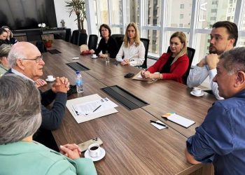 Prefeito Topázio recebe Associação FloripAmanhã em conversa sobre políticas sociais