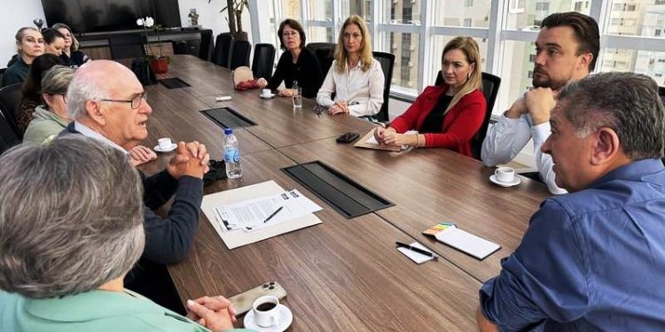 Prefeito Topázio recebe Associação FloripAmanhã em conversa sobre políticas sociais