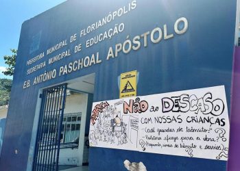 Obra de drenagem abre buraco em frente a escola e provoca protestos