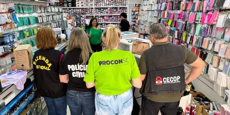 Procon apreende centenas de acessórios falsificados para celular em Florianópolis