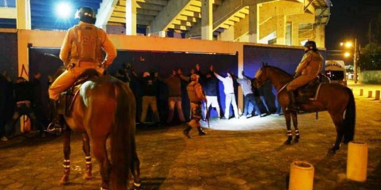 Justiça aplica multa e proíbe torcedores brigões do Avaí de frequentar estádio