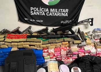 Polícia encontra arsenal com armas, munições e drogas escondido em residência