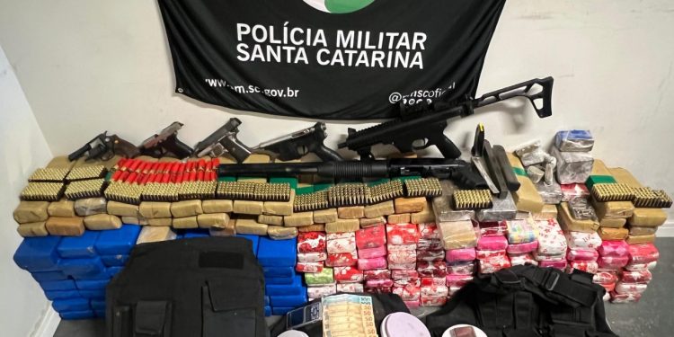 Polícia encontra arsenal com armas, munições e drogas escondido em residência