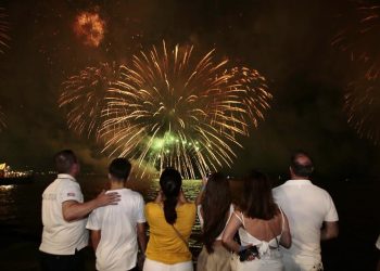 Com tradicional cascata na Ponte, Florianópolis celebra 2025