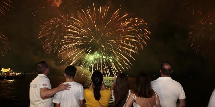 Com tradicional cascata na Ponte, Florianópolis celebra 2025