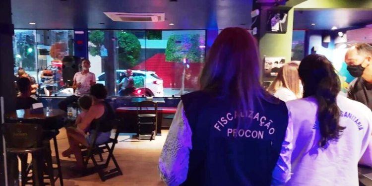 Procon SC fiscaliza preços abusivos em restaurantes de Florianópolis