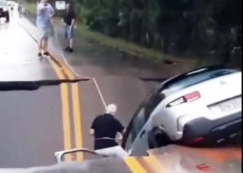 Buraco se abre no asfalto e engole carro no Caminho dos Açores