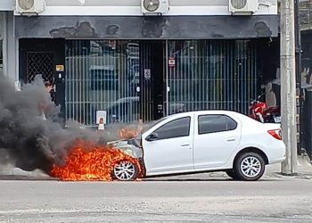 Aconteceu de novo: carro pega fogo e tem perda total em Florianópolis