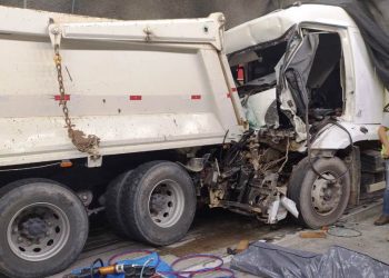 Batida entre dois caminhões provoca uma morte no Contorno Viário