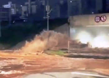 Adutora da Casan estoura na marginal da BR-101 e provoca falta d’água