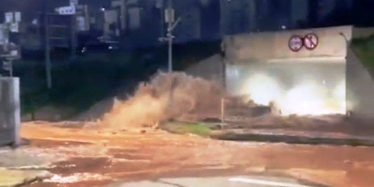 Adutora da Casan estoura na marginal da BR-101 e provoca falta d’água