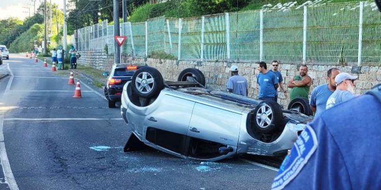 Carro capota no caminho ao Norte da Ilha e trava trânsito em Florianópolis