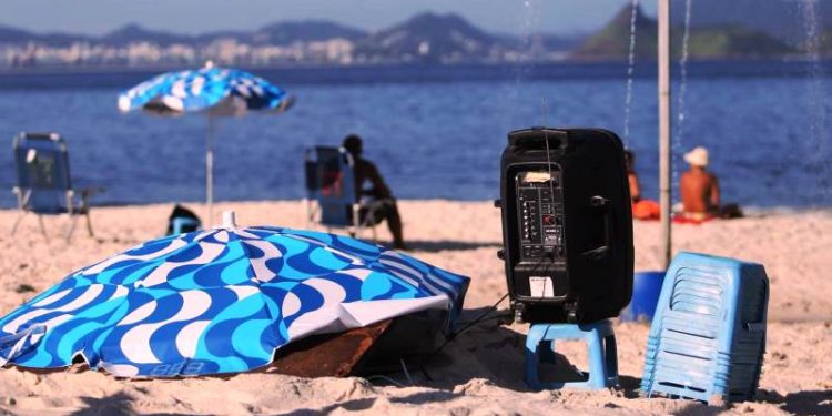 Projeto que proíbe caixas de som nas praias é aprovado em Florianópolis
