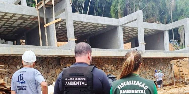 Floram embarga obra de condomínio de luxo que desmatou área nativa em SC