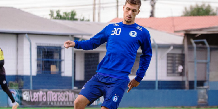 Zagueiro natural de Florianópolis, Parrudo mira primeira experiência no futebol gaúcho