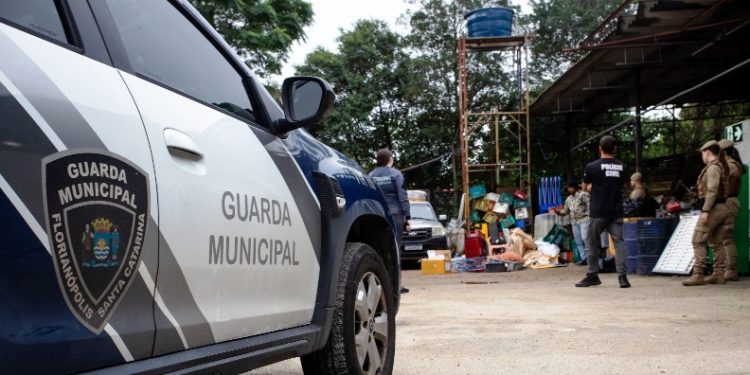 Comerciante é preso em operação contra furto de fios nos postes