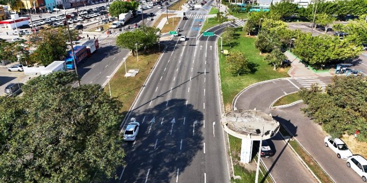 Prefeitura de Florianópolis retira pilares da antiga passarela da Paulo Fontes