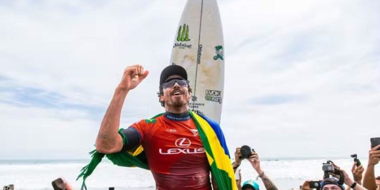 Yago Dora vence etapa nos EUA e assume vice-liderança no Mundial de Surf